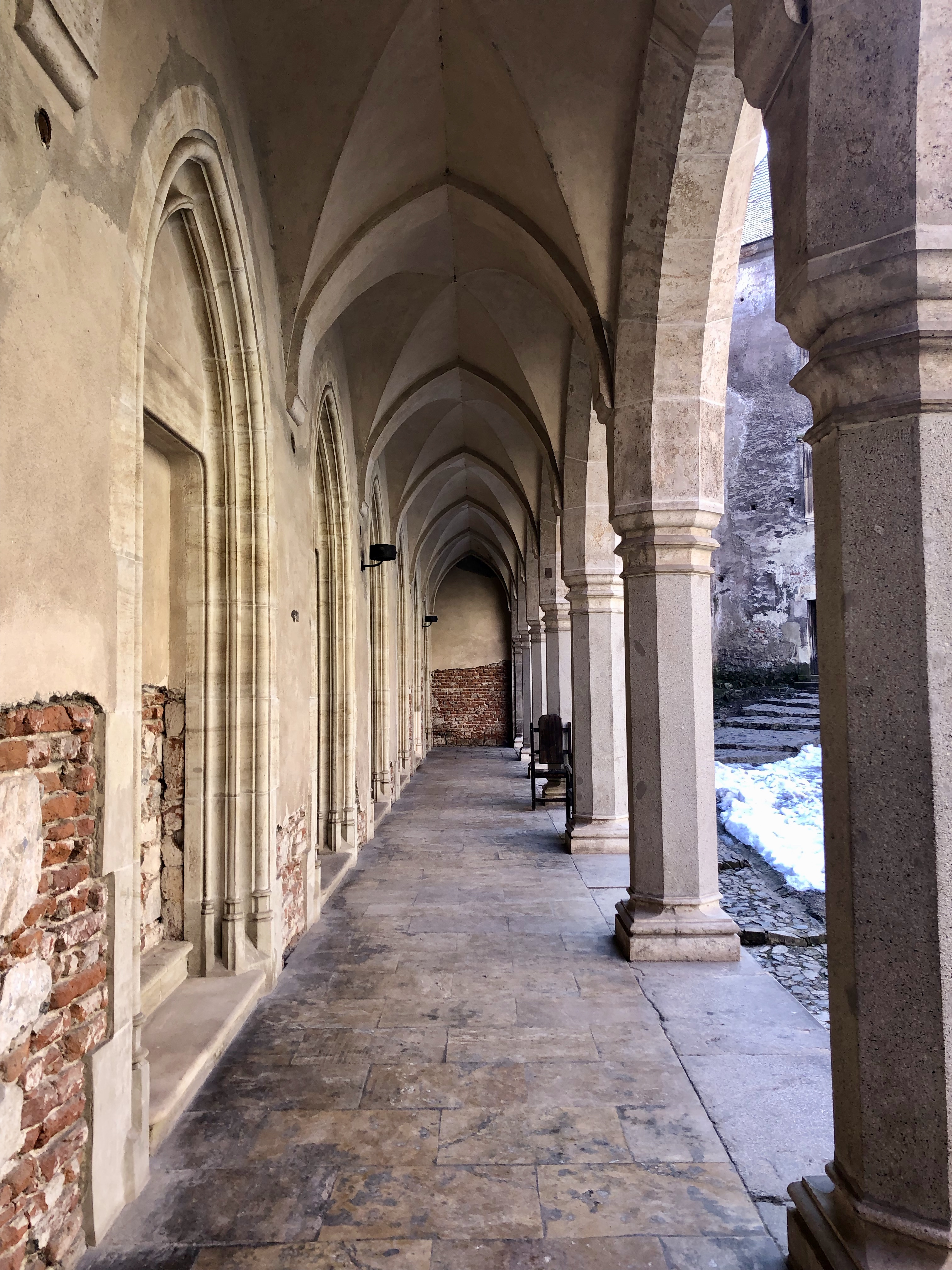 Castelul Corvinilor - Holul din curtea interioara